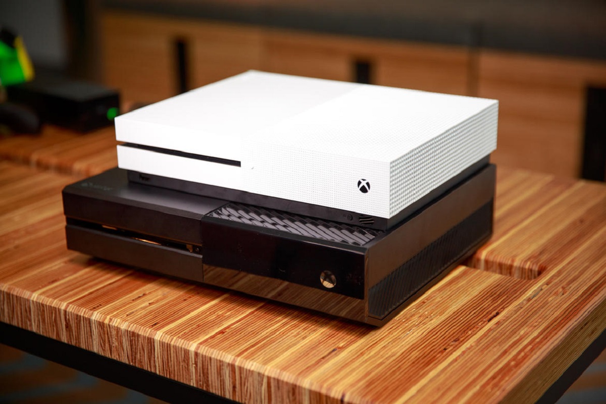 Xbox One S sopra Xbox One